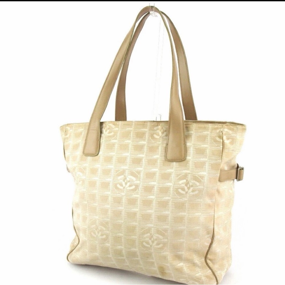 CHANEL Beige Tote with Signature Pattern - Picture 2 of 8